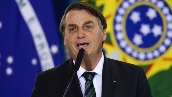 vacina-tem-impacto-que-precisa-ser-bem-esclarecido,-diz-bolsonaro