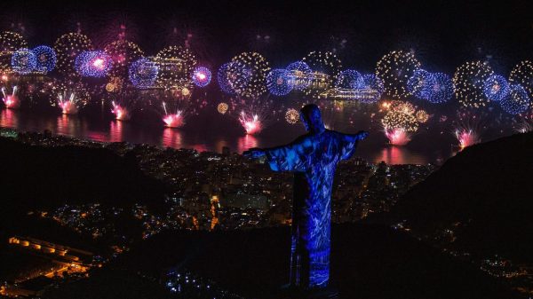 especialista-da-dicas-para-cuidar-da-audicao-durante-comemoracoes