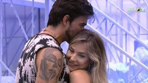 guilherme-e-gabi-trocam-o-primeiro-beijo