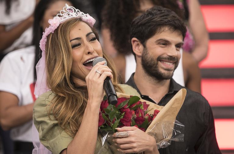 e-o-amor!-sabrina-sato-ganha-declaracao-de-duda-nagle-no-palco-de-seu-programa!