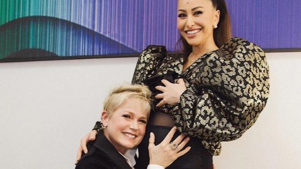 xuxa-faz-carinho-na-barriga-de-sabrina-sato