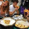 marina-ruy-barbosa-se-joga-na-pizza-com-colegas-de-novela