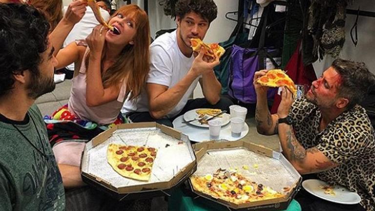 marina-ruy-barbosa-se-joga-na-pizza-com-colegas-de-novela