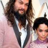 jason-momoa-causa-no-tapete-vermelho-vestido-com-as-cores-da-esposa