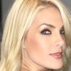 ana-hickmann-da-presentao-e-ganha-pedra-em-amigo-secreto