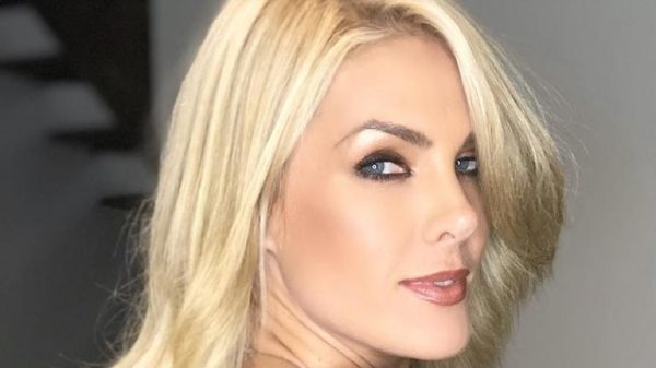 ana-hickmann-da-presentao-e-ganha-pedra-em-amigo-secreto