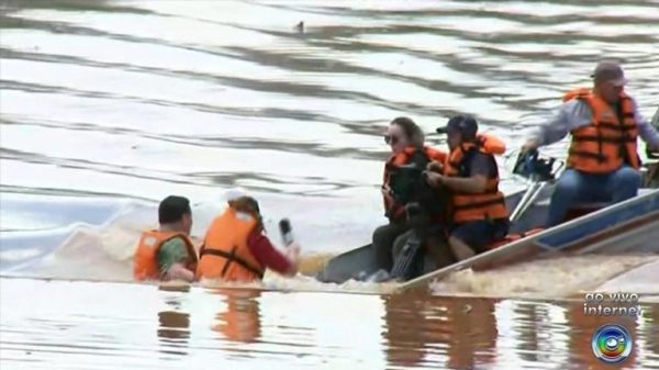 barco-com-reporter-da-globo-afunda-ao-vivo-no-meio-da-reportagem