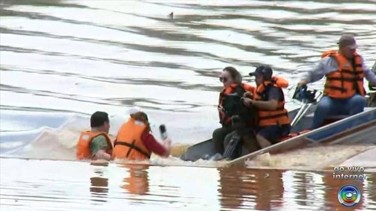 barco-com-reporter-da-globo-afunda-ao-vivo-no-meio-da-reportagem