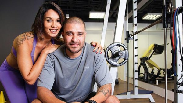 diogo-nogueira-se-exercita-com-a-esposa-personal-trainer,-milena