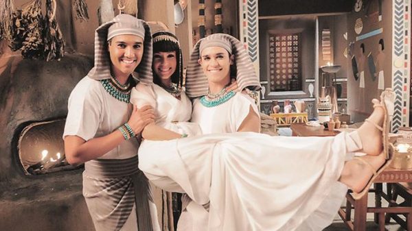 nos-bastidores-de-os-dez-mandamentos,-o-elenco-se-diverte!