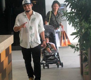 dia-em-familia:-bruno-gissoni-e-yanna-lavigne-passeiam-com-a-pequena-madalena-em-shopping-no-rio