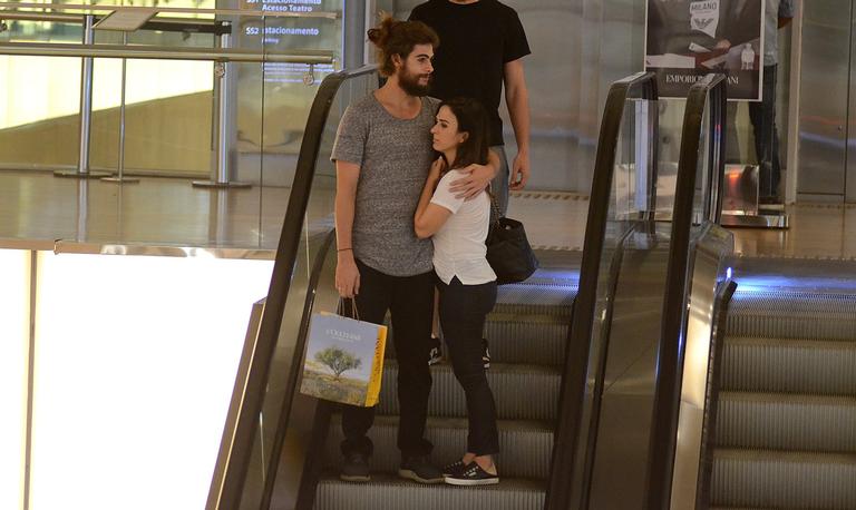 tata-werneck-e-rafael-vitti-trocam-beijos-durante-passeio-em-shopping