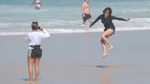 nanda-costa-se-diverte-na-praia-de-ipanema