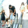 caua-reymond-leva-filha,-sophia,-e-amiguinhas-para-passear-em-shopping-carioca