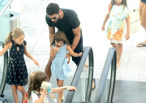 caua-reymond-leva-filha,-sophia,-e-amiguinhas-para-passear-em-shopping-carioca