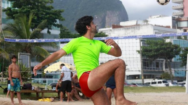 antes-do-ultimo-capitulo-de-tempo-de-amar,-bruno-cabrerizo-relaxa-jogando-futevolei-na-praia-do-pepe,-rio