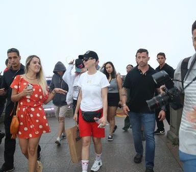 disfarcada,-katy-perry-conhece-o-cristo-redentor,-cartao-postal-do-rio-de-janeiro