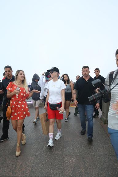 disfarcada,-katy-perry-conhece-o-cristo-redentor,-cartao-postal-do-rio-de-janeiro