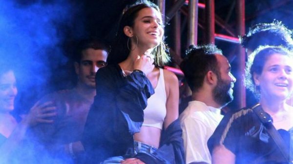 bruna-marquezine-se-‘joga’-no-show-de-anitta-em-festival-de-musica