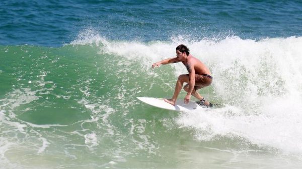 romulo-neto-arranca-suspiros-ao-surfar-na-praia-de-sao-conrado,-no-rio