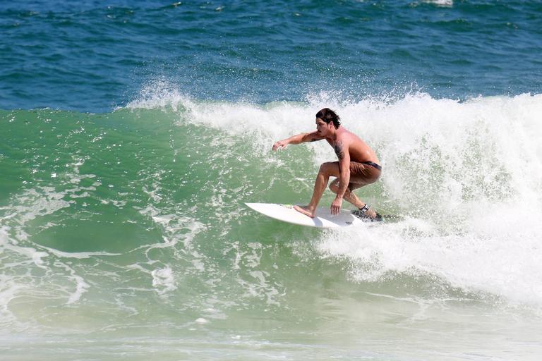 romulo-neto-arranca-suspiros-ao-surfar-na-praia-de-sao-conrado,-no-rio