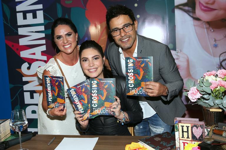 zeze-di-camargo-e-graciele-lacerda-prestigiam-o-lancamento-de-livro-da-sobrinha-do-cantor,-emanuely-camargo