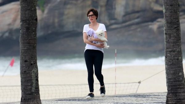 fernanda-vasconcellos-leva-sua-cachorrinha,-nina,-para-brincar-em-praia-no-rio-de-janeiro