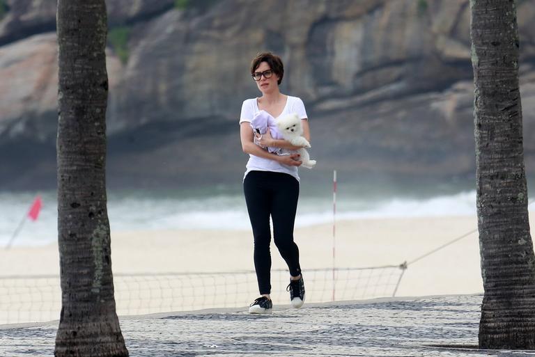 fernanda-vasconcellos-leva-sua-cachorrinha,-nina,-para-brincar-em-praia-no-rio-de-janeiro