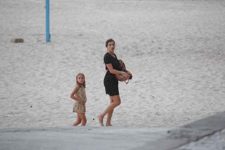 grazi-massafera-curte-o-final-de-tarde-com-a-filha-sophia-na-praia-de-sao-conrado,-rio