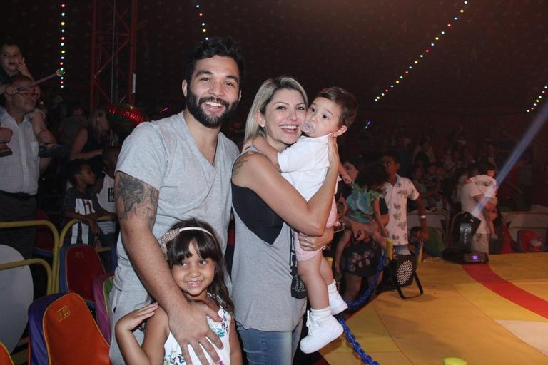 antonia-fontenelle-e-jonathan-costa-levam-o-pequeno-salvatore-para-um-dia-no-circo!