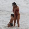 juliana-paes-leva-a-familia-para-divertido-dia-na-praia-de-grumari,-rio