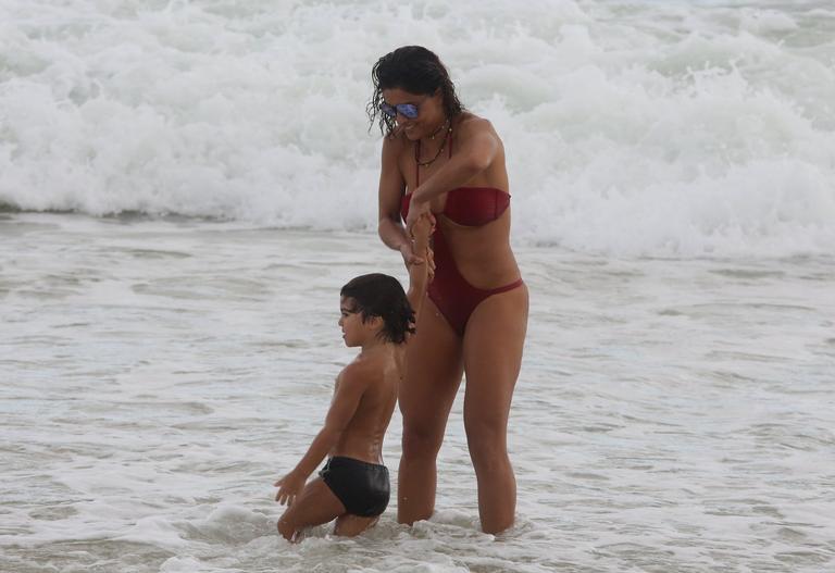 juliana-paes-leva-a-familia-para-divertido-dia-na-praia-de-grumari,-rio