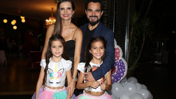 luciano-reune-a-familia-camargo-para-comemorar-o-aniversario-das-gemeas-isabella-e-helena!