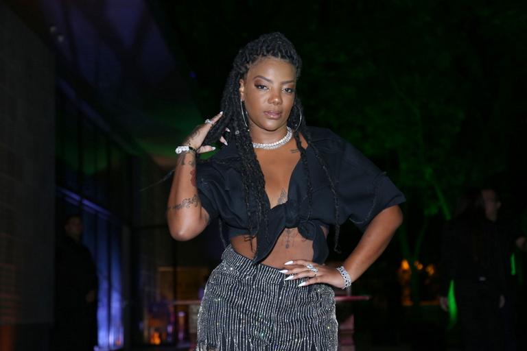 ludmilla-comemora-aniversario-cercada-por-amigos-famosos-no-rio