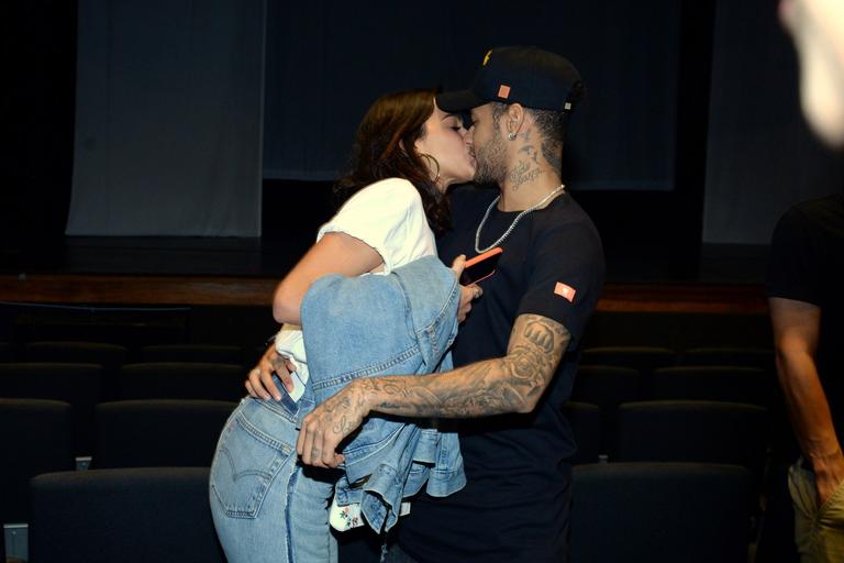 casal-brumar-troca-beijos-no-teatro!