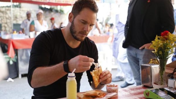 chris-pratt-experimenta-pastel-e-caldo-de-cana-em-feira-na-capital-paulista