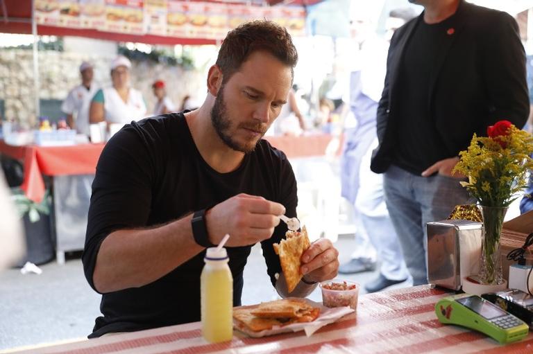 chris-pratt-experimenta-pastel-e-caldo-de-cana-em-feira-na-capital-paulista