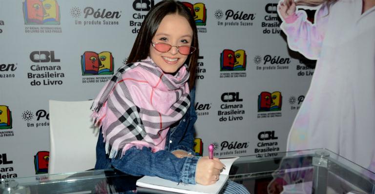 larissa-manoela-autografa-seu-terceiro-livro-na-bienal