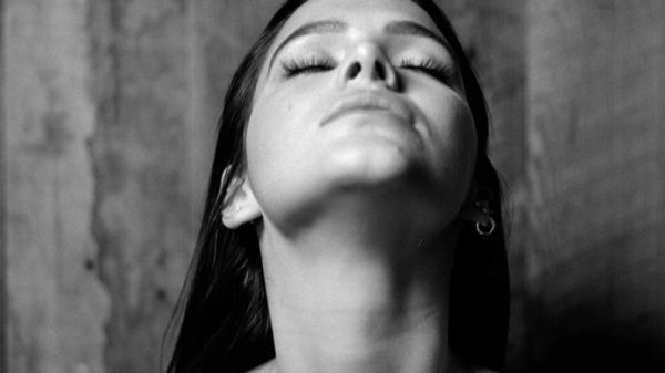 bruna-marquezine-posta-foto-de-topless