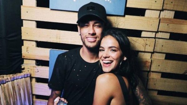 bruna-marquezine-posa-com-blusa-divertida-em-homenagem-a-neymar