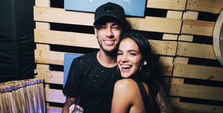 bruna-marquezine-posa-com-blusa-divertida-em-homenagem-a-neymar