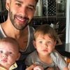 gusttavo-lima-posa-com-os-dois-filhos-e-encanta-a-web