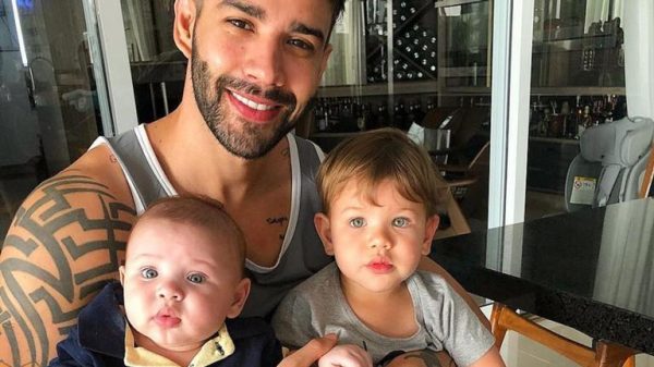 gusttavo-lima-posa-com-os-dois-filhos-e-encanta-a-web