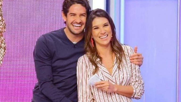 alexandre-pato-surpreende-namorada-no-palco-do-sbt