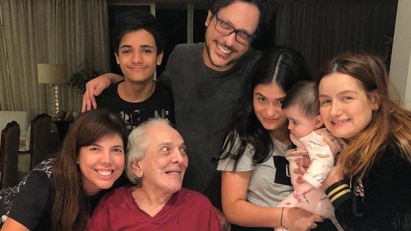 humorista-lucio-mauro-completa-92-anos-e-ganha-homenagem-do-filho