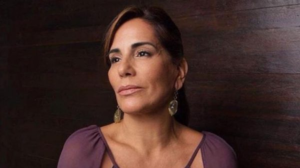 gloria-pires-surpreende-em-foto-de-biquini-aos-56-anos