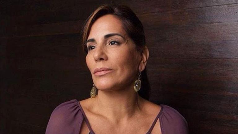 gloria-pires-surpreende-em-foto-de-biquini-aos-56-anos