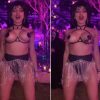 anitta-‘encarna’-elvira-em-festa-e-deixa-seios-praticamente-a-mostra