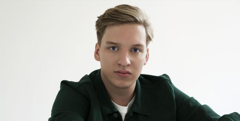 confira-o-novo-clipe-de-george-ezra,-‘pretty-shining-people’