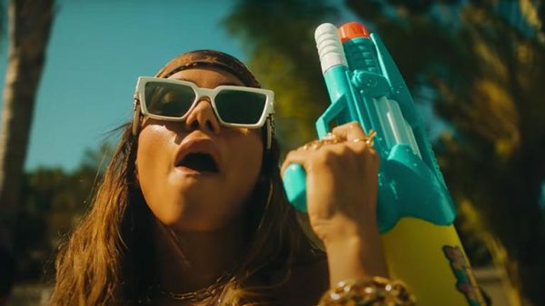 anitta-lanca-clipe-com-‘mar-de-homens’-e-causa-sensacao-na-web;-assista